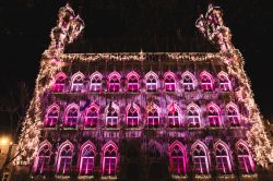Il Municipio di Leuven illuminato durante il Natale, Belgio.
