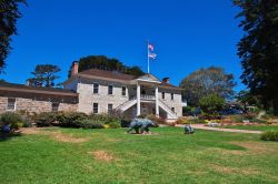 Il Municipio di Monterey city, costa della California a sud di San Francisco - © Sergey-73 / Shutterstock.com