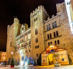 Il Municipio di Narbona ospitato nel Palazzo Arcivescovile, Francia, fotografato di notte.



