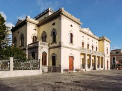 Il Municipio di Olbia in uno splendido edificio liberty 1930. Siamo in Sardegna - © Andrea Mignogna / Shutterstock.com