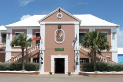Il Municipio di St. George's, Bermuda. In questo edificio dal sapore coloniale si riunisce l'amministrazione cittadina di St. George's, capitale dell'isola di Grenada nel Mare ...