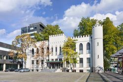 Il Municipio di Tilburg, Olanda: è costituito da un palazzo dalle linee sobrie e ricoperto di granito nero aggiunto nel 1971 all'edificio neogotico di Guglielmo II° - © TonyV3112 ...
