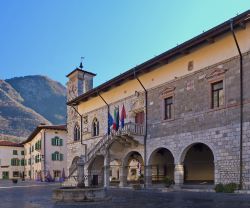 Il municipio di Venzone, Friuli Venezia Giulia, Italia. Passeggiando per il centro storico del paese si possono ammirare i segni lasciati dai popoli e dalle culture che hanno conquistato e abitato ...