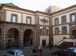 Il municipio di Zagarolo, nella piazza centrale del borgo del Lazio - © LPLT - CC BY-SA 3.0, Wikipedia