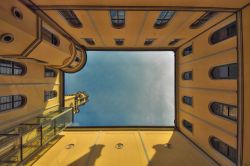 Il Municipio di Zittau fotografato dal cortile interno, Sassonia, Germania. Prospettiva interessante per il Rathaus cittadino ospitato nel centro storico di questa località che deve il ...