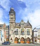 Il Municipio e il campanile di Binche, Belgio. L'Hotel de Ville è un fabbricato medievale ritoccato da Jacques Du Broeucq nel 1554 e successivamente arricchito da una torre civica. ...