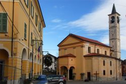 Il Municipio e la Chiesa Parrocchiale nel centro di Pisano in Piemonte, provincia di Novara - ©  Alessandro Vecchi - CC BY-SA 4.0, Wikipedia