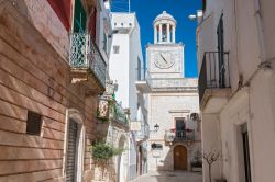 Il municipio e la torre dell'Orologio a Locorotondo, borgo della Valle d'Itria in Puglia