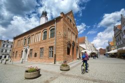 Il Municipio in stile gotico della città di Olsztyn, Polonia. Oggi ospita la Biblioteca Regionale e un centro espositivo. Di particolare interesse sono le due meridiane che si trovano ...