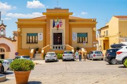 Il Municipio, la sede del Comune di Arzachena in Via San Pietro, siamo in Sardegna, Costa Smeralda - © ArtMediaFactory / Shutterstock.com