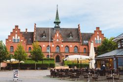 Il municipio nella piazza centrale di Hillerod, Danimarca. Questa graziosa località si trova nel cuore della Selandia - © aliaksei kruhlenia / Shutterstock.com