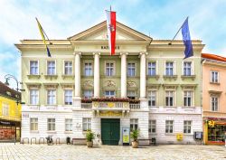 Il municipio sulla Hauptplatz a Baden bei Wien in Austria. - © Maylat / Shutterstock.com