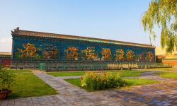 Il muro dei Nove Draghi a Datong, Cina. Costruito attorno al 1400, è lungo più di 45 metri, alto 8 e con uno spessore di 22. I nove draghi, ognuno dei quali gioca con una sfera ...