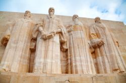 Il Muro dei Riformatori al Parc des Bastions, Ginevra, Svizzera. Fra le attrazioni principali del parco si trova anche il cosiddetto Muro della Riforma, una scultura realizzata nel 1909 da quattro ...