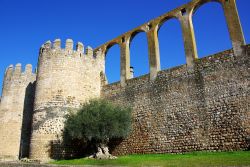 Il muro dell'acquedotto di Serpa, Alentejo, Portogallo. Questa superba costruzione ad arcate con portico italiano si estende sino alla fine delle mura meridionali.



