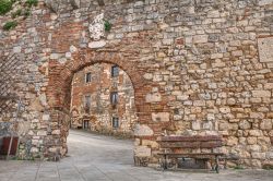 Il muro di pietra con ingresso alla chiesa e al castello medievale di Rosignano Marittimo, Toscana - © ermess / Shutterstock.com