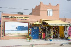 Il muro dipinto di un negozio di surf nel centro di Taghazout, Marocco. In questa località si possono prendere lezioni di surf e noleggiare attrezzatura adatta per divertirsi sulle onde ...