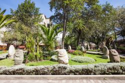 Il Museo Archeologico di Ancash a Huaraz, Perù. Il giardino dell'area museale con le statue in pietra - © saiko3p / Shutterstock.com