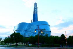 Il Museo Canadese di Winnipeg dopo una forte pioggia al Forks Park, Manitoba - © SBshot87 / Shutterstock.com