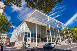 Il museo d'arte contemporanea di Nimes, Francia. Aperto nel 1993, il Carré d'Art ospita anche la biblioteca comunale - © Goran Bogicevic / Shutterstock.com