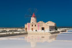 Il museo del Sale in un vecchio mulino a vento nelle saline dello Stagnone, tra Marsala e Trapani in Sicilia. - © iPics / Shutterstock.com