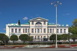 Il museo del taglio della pietra e dell'arte di oreficeria a Ekaterinburg, Russia. Fondato nel 1992, è ospitato nei locali di un'ex farmacia del 1821 - © Mikhail Markovskiy ...