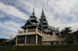 Il museo del tempio in stile shan con sala espositiva a Mae Sariang, nel nord di Mae Sot, Thailandia.

