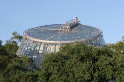 Il Museo della Scienza di Houston circondato da alberi, Texas. Fondato nel 1909, accoglie ogni anno oltre due milioni di visitatori ed è uno dei più popolari degli Stati Uniti.
 ...