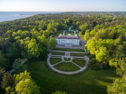 Il Museo dell'Ambra a Palanga, Lituania, visto dall'alto. Circondato da un vasto parco botanico, questo maniero neorinascimentale del XIX° secolo è la cornice di una suggestiva ...