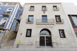 Il Museo di Arte Contemporanea a Alicante, Spagna. Creato nel 1976 da Eusebio Sempere e riaperto nel 2011 in seguito a un importante restauro, il museo comprende ora tre collezioni permanenti ...