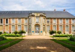 Il Museo di Belle Arti a Chartres, Francia: è ospitato nell'ex palazzo vescovile della città - © Luis Pizarro Ruiz / Shutterstock.com