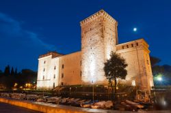 Il Museo di Riva del Garda, Trentino Alto Adige, di notte.  Sorge all'interno della Rocca, l'antico castello medievale della città. Ospita dipinti, statue, reperti archeologici ...