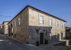 Il museo di Solar do Alvarinho a Viana do Castelo, Portogallo. Questo vino bianco, corposo e profumato, è prodotto da un eccellente vitigno - © GeorgeVieiraSilva / Shutterstock.com ...