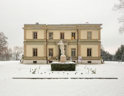 Il museo di storia delle scienze a Ginevra in una giornata di neve, Svizzera. La bella villa Bartholoni del 1825, situata nel parco della Perla del Lago, accoglie un'interessante collezione ...