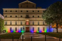 Il Museo Fabre di Montpellier illuminato di sera da luci colorate (Francia). Venne creato in seguito a un'iniziativa del barone Francois Xavier Fabre ed è ospitato nel palazzo di ...