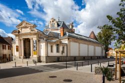 Il Museo Hieron a Paray-le-Monial, Francia: questo museo di arte sacra ospita oggetti liturgici, antichi dipinti, sculture e splendidi monili di oreficeria - © Nigel Jarvis / Shutterstock.com ...