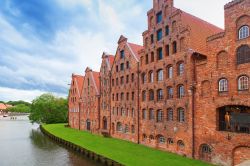Il Museo Holstentor nella città di Lubecca, Germania: questo edificio di mattoni in stile gotico si affaccia sul fiume Trave.
