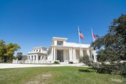 Il museo Jefferson Davis nella tenuta di Beauvoir a Biloxi, Mississipi, Stati Uniti. Il museo è dedicato ai soldati confederati ed espone cimeli della guerra civile fra cui bandiere, ...