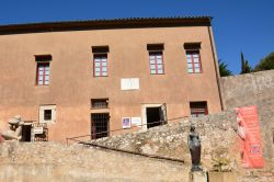 Il Museo Volti di Villefranche-sur-Mer, Francia, con le sue caratteristiche sculture di figure femminili - foto © Arthur R. / Shutterstock.com