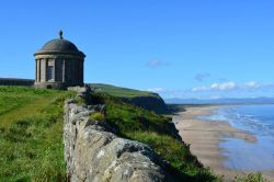 Il Mussenden Temple che domina la spiaggia di Downhill beach vicino a Londonderry. Northern Ireland - © D LN / wikipedia