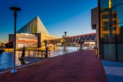 Il National Aquarium all'Inner Harbor di Baltimora, Maryland, Stati Uniti d'America. Aperto al pubblico nel 1981, questo acquario è visitato da circa 1,5 milioni di persone all'anno ...