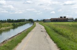 Il Naviglio di Bereguardo , si trova nei pressi di Abbiategrasso ed è una delle attrazioni di questa porzione della Pianura Padana della Lombardia - © Claudio Giovanni Colombo ...