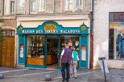 Il negozio delle Sorelle Macarons nel centro di Nancy, Francia - © kateafter / Shutterstock.com