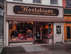 Il negozio di abbigliamento maschile Koolakian's su East Water Street in piazza Hanover a Syracuse, New York, USA. - © debra millet / Shutterstock.com