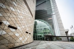 Il NHK Broadcasting Center Building e il Museo di Storia di Osaka, Giappone - © Thiti Wongluang / Shutterstock.com
