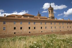 Il nuovo monastero di San Juan de la Pena, Jaca, Spagna. Questo antico complesso religioso è incastonato sotto uno strapiombo roccioso sui Pirenei aragonesi, a circa 1220 metri di altitudine. ...