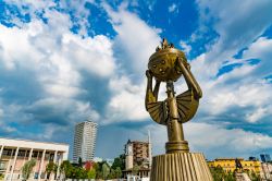 Il nuovo monumento in bronzo in piazza Skanderbeg a Tirana, Albania - © posztos / Shutterstock.com