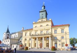 Il nuovo Palazzo Municipale di Lublino, Polonia, costruito nel 1827-1828 in stile classico. Sulla sinistra è visibile la chiesa dello Spirito Santo.

