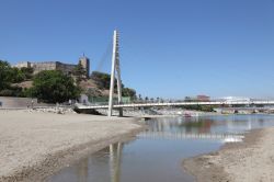 Il nuovo ponte pedonale sul fiume Fuengirola nell'omonima città della Spagna - © Philip Lange / Shutterstock.com 