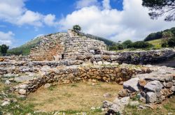 Il Nuraghe Palmavera nei dintorni di Alghero, Sardegna. Composto da diverse torri unite fra di loro, questo complesso nuragico è costruito con blocchi di calcare e arenaria.
